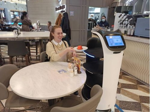 上菜 中国餐饮机器人在莫斯科餐厅 欢乐送